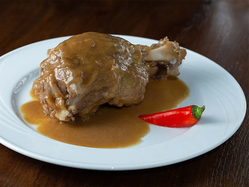Stinco di maiale con birra e mele