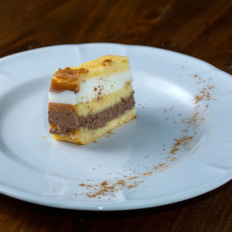 Pan di spagna con bianco mangiare e cioccolato — Unni Don Nino - Osteria Bar, Sant'Angelo di Brolo (foto 1)