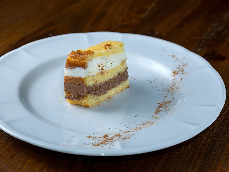Pan di spagna con bianco mangiare e cioccolato