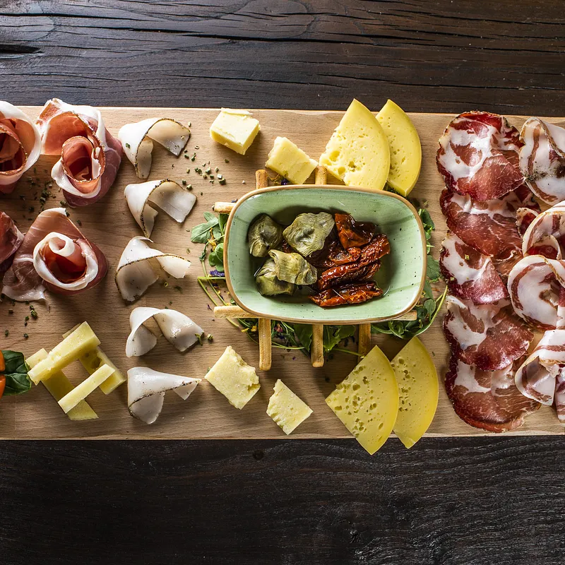Tagliere di salumi e formaggi siciliani — Osteria della carne, Sant'Angelo di Brolo (foto 1)