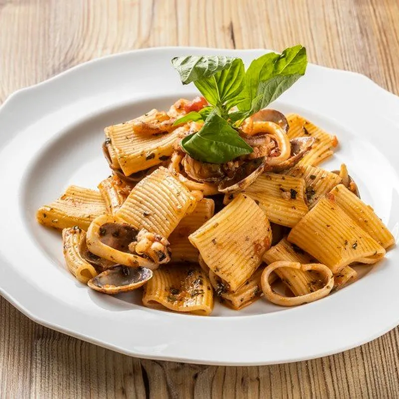 Paccheri vongole e calamari — photo 1