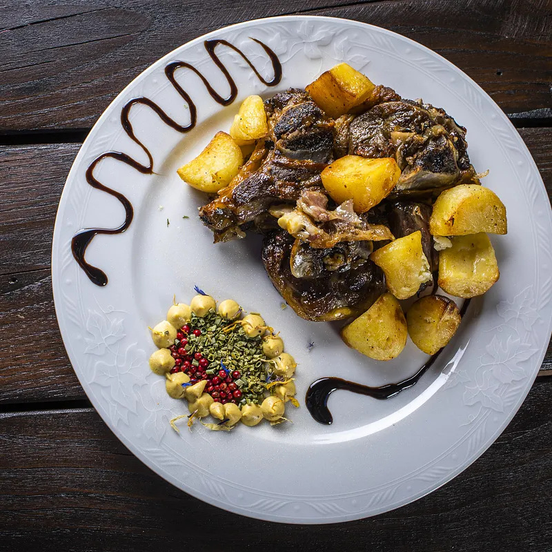Agnello al forno con patate — Osteria della carne, Sant'Angelo di Brolo (photo 1)