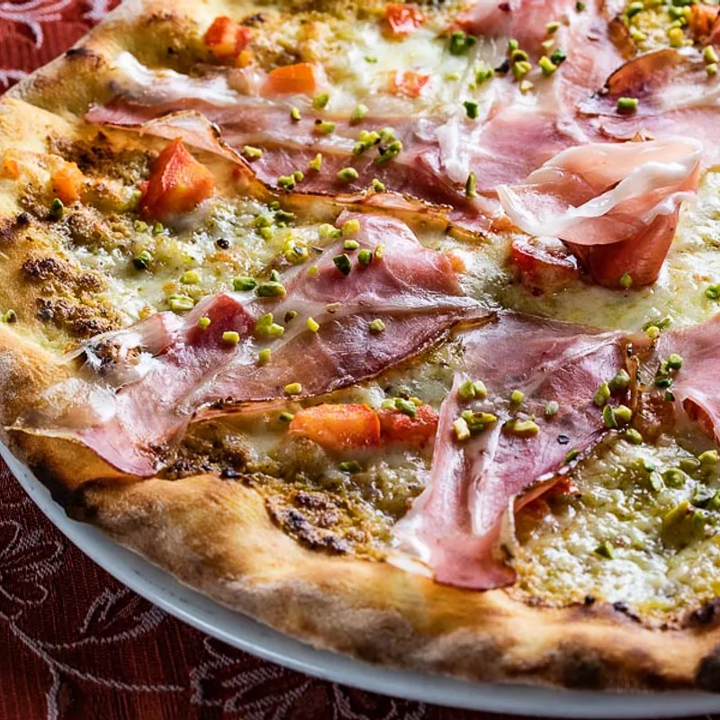 Pizza pistacchio e speck — Bar Ristorante Pizzeria Millenium, Raccuja (foto 1)