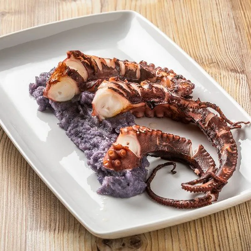 Polpo alla griglia con patate viola — foto 1