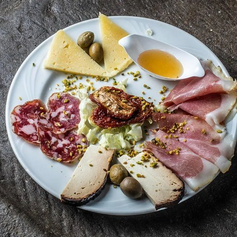 Antipasto di salumi e formaggi — foto 1