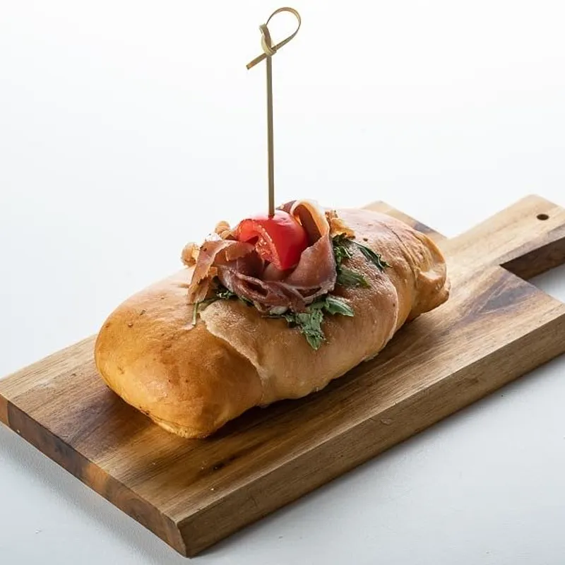 Calzone con rucola, formaggio e pomodoro — foto 1