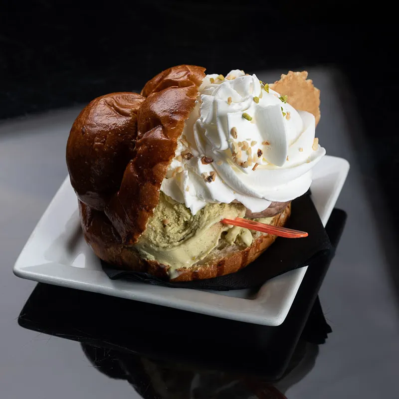 Brioche col gelato — DiVino Lounge Bar, Gioiosa Marea (photo 1)